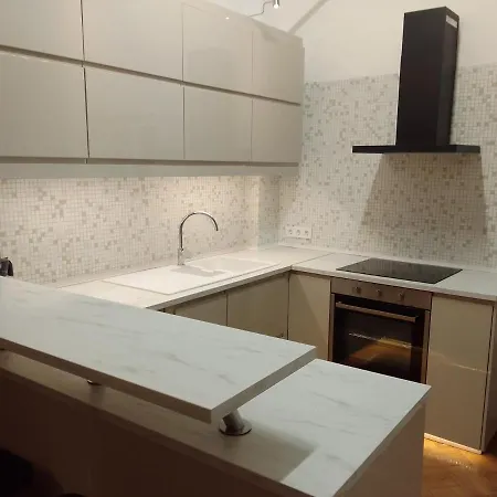 Parkside Large Modern Garden View Apartment
