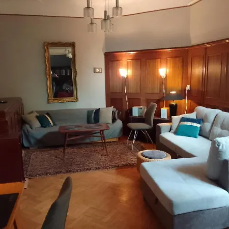 Parkside Large Modern Garden View Apartment *